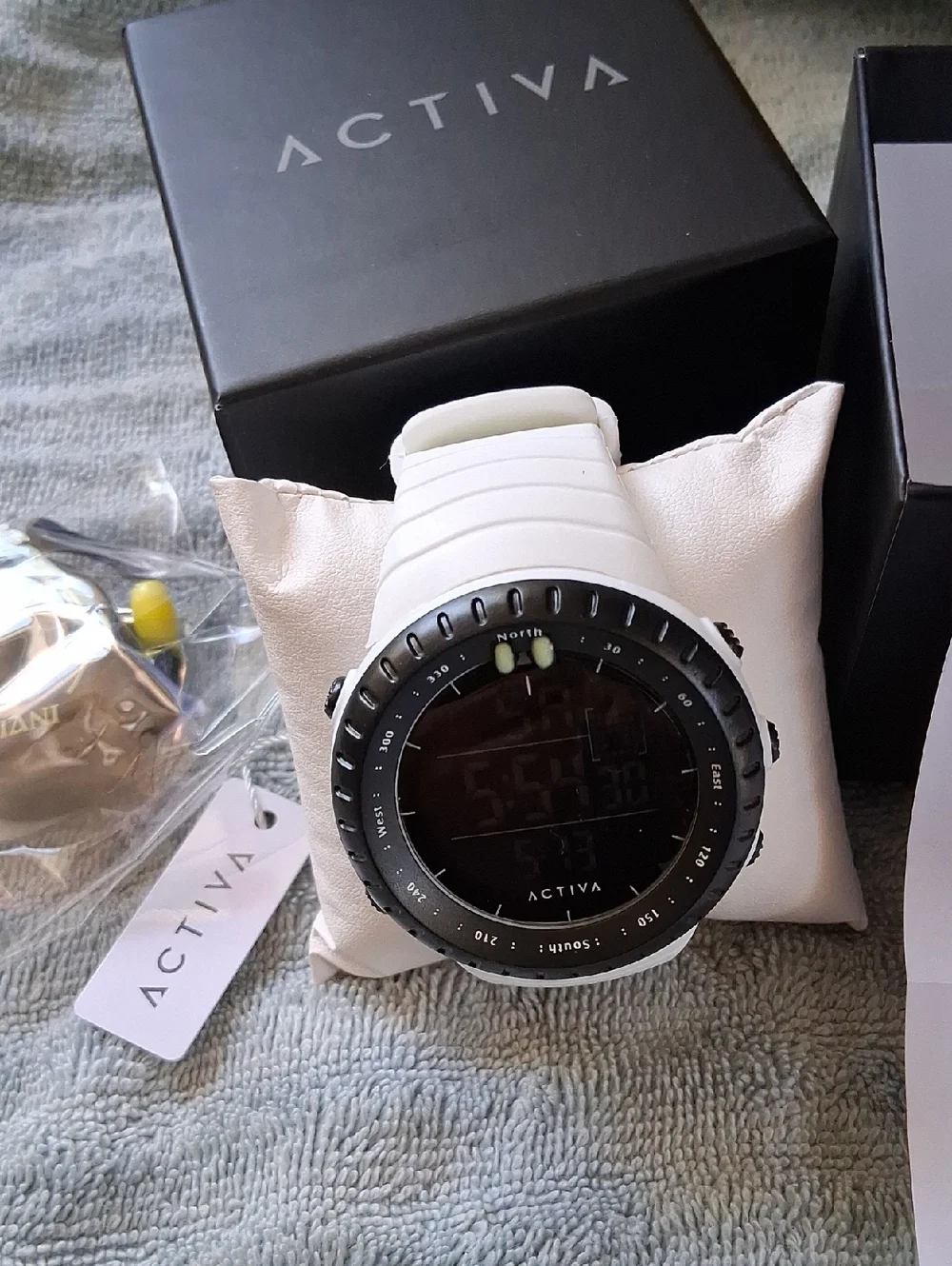 ATIVA WHITE DIGITAL W/BLK.BEZEL.ACW 1237. NWT